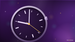 Reloj de esfera dorada con bisel decorado sobre fondo violeta